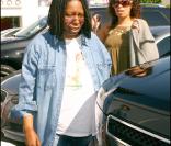 Whoopi Goldberg fait du shopping en famille, ici avec sa fille, Alex Martin 