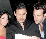 Mario Lopez est accompagné pour assister à la fête organisée par Eva Longoria