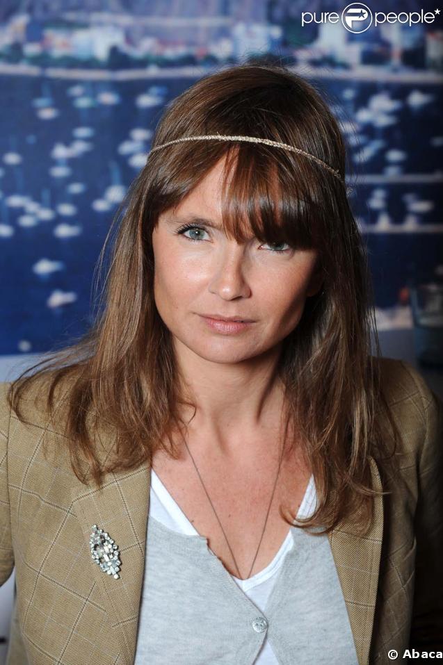  CANAL +  : Axelle Laffont est l'exemple parfait des Miss Météo. Complètement déjantée, pour elle la météo est devenu un sketch à part entière ! 