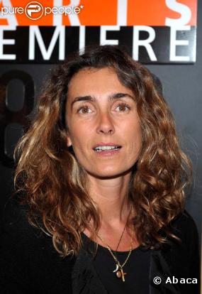 CANAL +  : pour Mademoiselle Agnès, la météo c'est une question de tendances ! Trop fashion pour la météo, elle fait aujourd'hui les beaux jours de la mode.