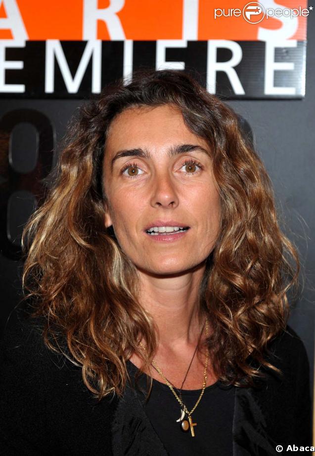  CANAL +  : pour Mademoiselle Agnès, la météo c'est une question de tendances ! Trop fashion pour la météo, elle fait aujourd'hui les beaux jours de la mode. 