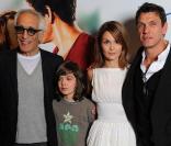 Barbara Schulz entourée de Gérard Darmon et de Marc Lavoine ainsi que du petit Anton à la première de Celle que j'aime