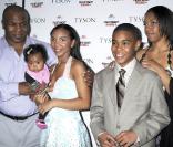 Mike Tyson pose avec ses enfants Rayna, Amir et Gena lors de la première new-yorkaise de  Tyson , le 20 avril 2009