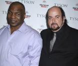 Mike Tyson pose avec James Toback lors de la première new-yorkaise de  Tyson , le 20 avril 2009
