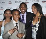 Nick Cannon pose avec les enfants de Mike Tyson : Rayna, Amir et Gena lors de la première new-yorkaise de  Tyson , le 20 avril 2009