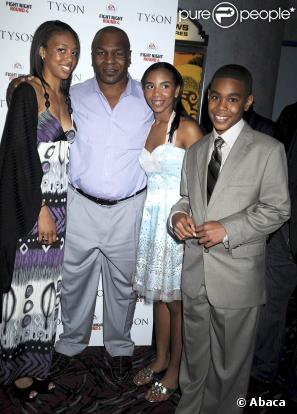 Mike Tyson pose avec ses enfants Gena, Rayna et Amir lors de la première new-yorkaise de  Tyson , le 20 avril 2009