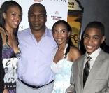 Mike Tyson pose avec ses enfants Gena, Rayna et Amir lors de la première new-yorkaise de  Tyson , le 20 avril 2009