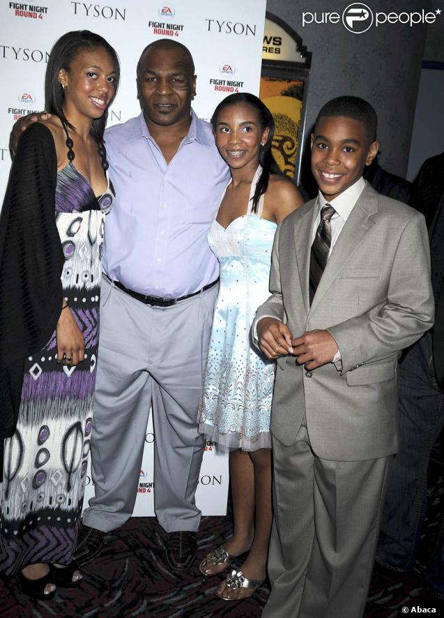 Mike Tyson pose avec ses enfants Gena, Rayna et Amir lors de la première new-yorkaise de  Tyson , le 20 avril 2009