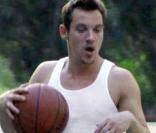 Jonathan Rhys-Meyer joue au basket avec un ami à Los Angeles