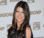 Fergie, même en célibataire, a offert son plus beau sourire aux photographes sur le tapis rouge des ASCAP Pop Music Awards, hier à Hollywood