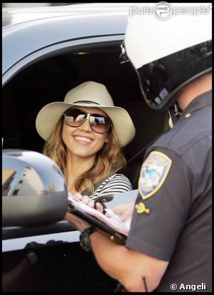 Jessica Alba est arrêtée par la police à Beverly Hills alors qu'elle prenait une voie en sens interdit le 24 avril 2009