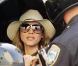 Jessica Alba est arrêtée par la police à Beverly Hills alors qu'elle prenait une voie en sens interdit le 24 avril 2009