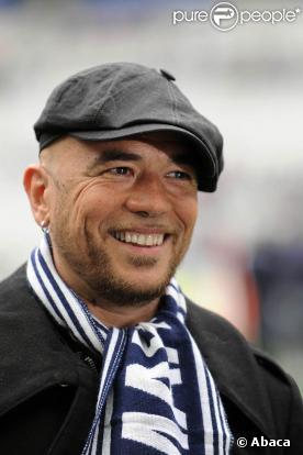 Pascal Obispo, en liesse pour la victoire des Girondins de Bordeaux en finale de la Coupe de la Ligue le 25 avril 2009 au Stade de France
