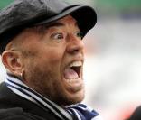 Pascal Obispo, en liesse pour la victoire des Girondins de Bordeaux en finale de la Coupe de la Ligue le 25 avril 2009 au Stade de France