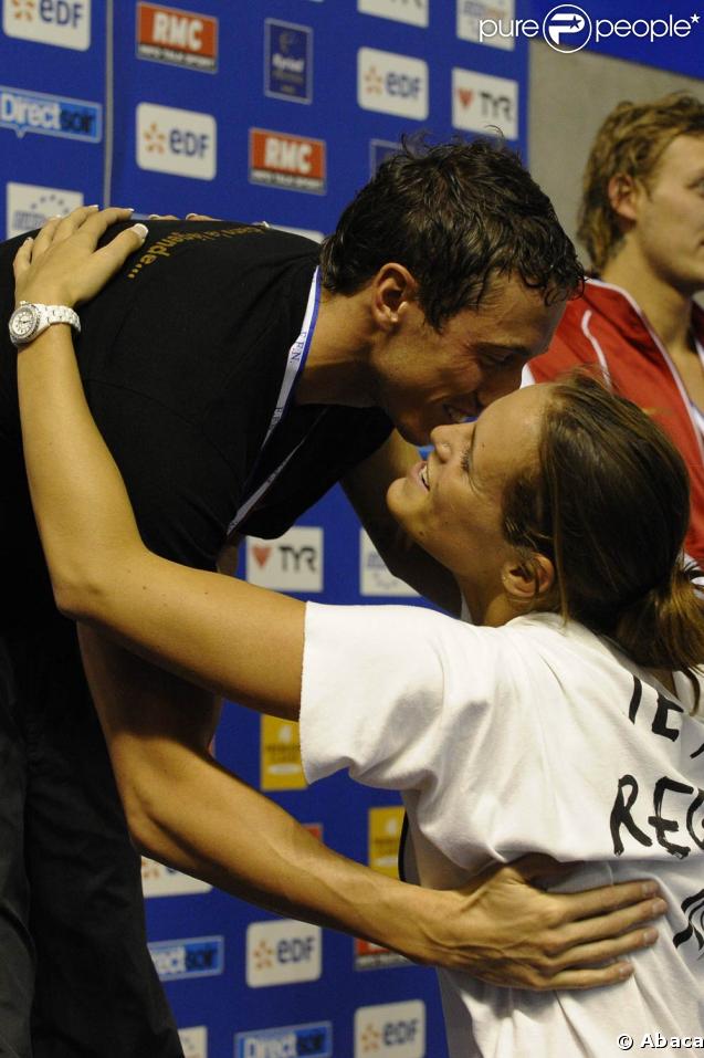Laure Manaudou et Frédérick Bousquet, lors du podium du 50 mètres nage libre, au Championnat de France de natation, le 26 avril 2009 à Montpellier !