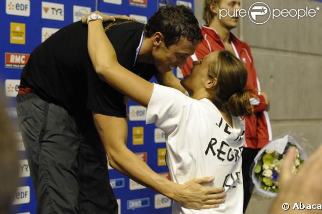 Laure Manaudou et Frédérick Bousquet, lors du podium du 50 mètres nage libre, au Championnat de France de natation, le 26 avril 2009 à Montpellier !