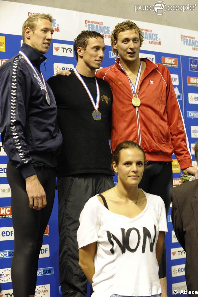 Alain Bernard, Frédérick Bousquet, Amaury Leveaux et Laure Manaudou, lors du podium du 50 mètres nage libre, au Championnat de France de natation, le 26 avril 2009 à Montpellier !