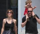 Maggie Gyllenhaal et Peter Sarsgaard et leur petite fille 