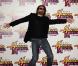 Frédéric Beigbeder prend toute la place sur le tapis rouge sur la Première de "Hannah Montana", sur les Champs Elysées 