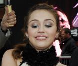 Miley Cyrus joue les distributeurs d'autographes à Paris ! 