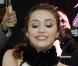 Miley Cyrus joue les distributeurs d'autographes à Paris ! 