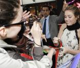 C'est avec plaisir que Miley se prête au jeu des photos et des autographes sur le tapis rouge de Hannah Montana 