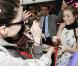 C'est avec plaisir que Miley se prête au jeu des photos et des autographes sur le tapis rouge de Hannah Montana 