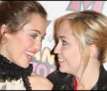 Miley Cyrus et sa demi-soeur Brandi, très complices, hier sur les Champs Elysées pour la Première de Hannah Montana 