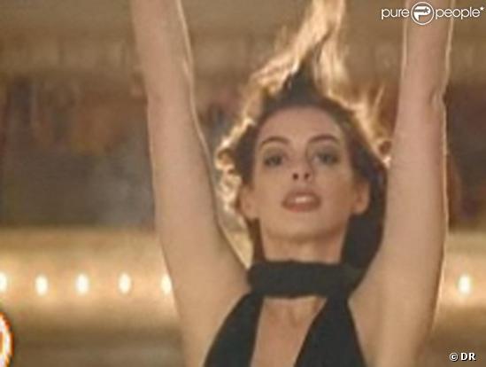 Anne Hathaway dans sa nouvelle pub Lancôme