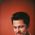 Brad Pitt est l'homme le plus fort du monde... Il porte un sumo à bout de bras ! Regardez !!!