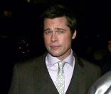 Brad Pitt en plein tournage d'une pub japonaise pour un téléphone portable Softbank... Il porte un sumo. Le spot est réalisé par Spike Jonze, le chéri de Michelle Williams !