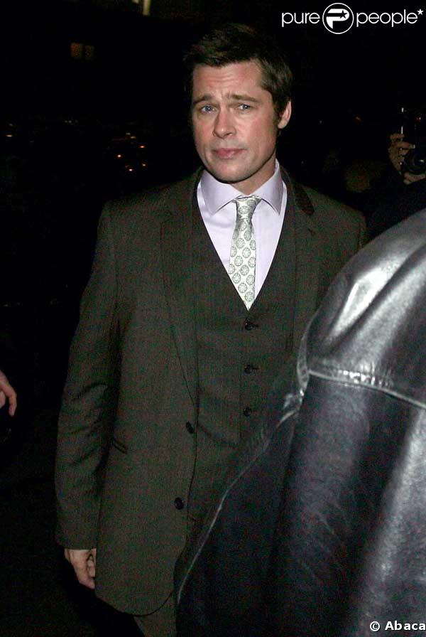 Brad Pitt en plein tournage d'une pub japonaise pour un téléphone portable Softbank... Il porte un sumo. Le spot est réalisé par Spike Jonze, le chéri de Michelle Williams !