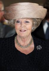 La reine Beatrix des Pays-Bas, très touchée par cet attentat...