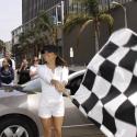 Eva Longoria divine et très courte... pour lancer les bolides du Rally for Kids ! Mais Tony ne la quitte pas d'une semelle !
