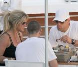 Rachel Hunter déjeune avec des amis dans un hôtel de Miami le 3 mai 2009