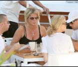 Rachel Hunter déjeune avec des amis dans un hôtel de Miami le 3 mai 2009