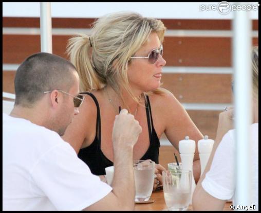 Rachel Hunter déjeune avec des amis dans un hôtel de Miami le 3 mai 2009