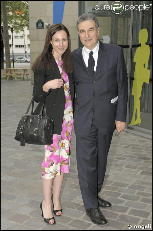 Elsa Zylberstein et Serge Toubiana lors du Gala Champêtre organisé dans la Cinémathèque française dans le cadre de l'exposition Jacques Tati, 2 temps, 3 mouvements - 5 mai 2009