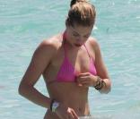 Doutzen Kroes réajuste son haut de bikini... tout va bien ! 