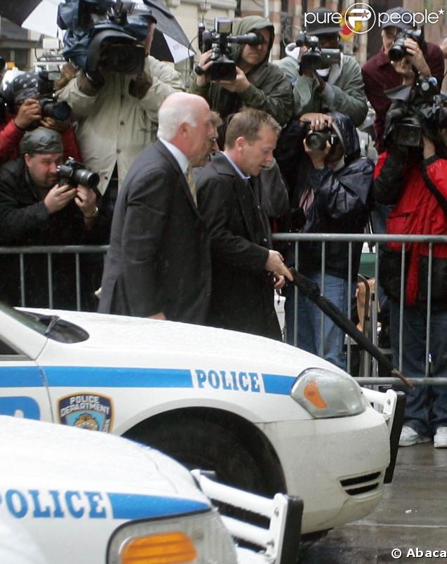 Kiefer Sutherland quitte les bureaux de la police, accompagné de son avocat.
