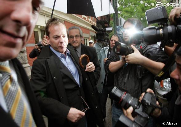 Kiefer Sutherland quitte les bureaux de la police, accompagné de son avocat.