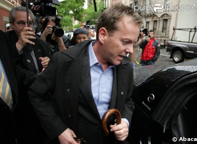 Kiefer Sutherland quitte les bureaux de la police, accompagné de son avocat.