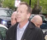 Kiefer Sutherland quitte les bureaux de la police, accompagné de son avocat.
