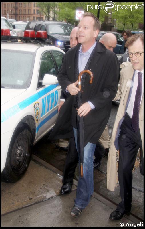 Kiefer Sutherland quitte les bureaux de la police, accompagné de son avocat.