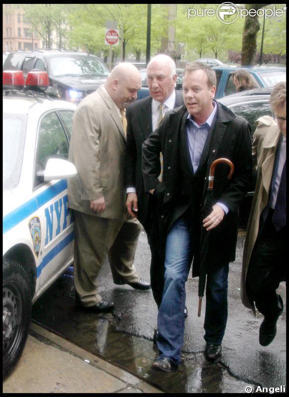 Kiefer Sutherland quitte les bureaux de la police, accompagné de son avocat.