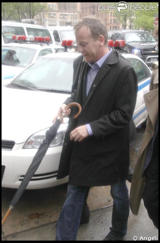 Kiefer Sutherland quitte les bureaux de la police, accompagné de son avocat.