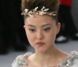 Karl Lagerfel et sa mariée Aoki Devon au défilé Printemps-Eté 2008 Chanel