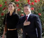 Rania de Jordanie et le roi de Jordanie disent aurevoir au Pape.