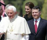 Rania de Jordanie et le roi de Jordanie disent aurevoir au Pape.