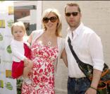 Jason Priestley, sa femme Naomi Lowde et leur petite fille Ava.